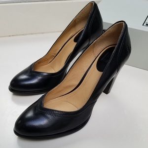 New classic black leather Frye womens pumps. Size 9.